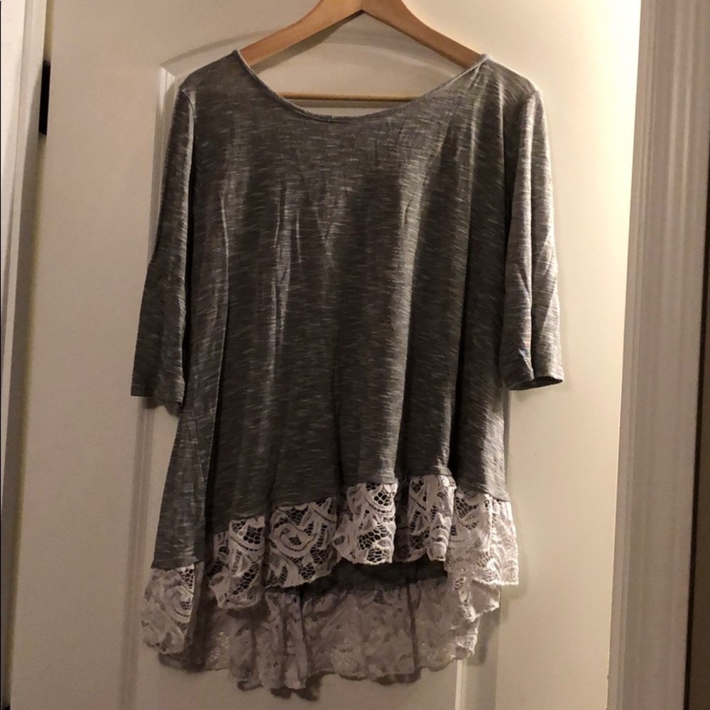 Honeyme black/white variegated top with lace hem.